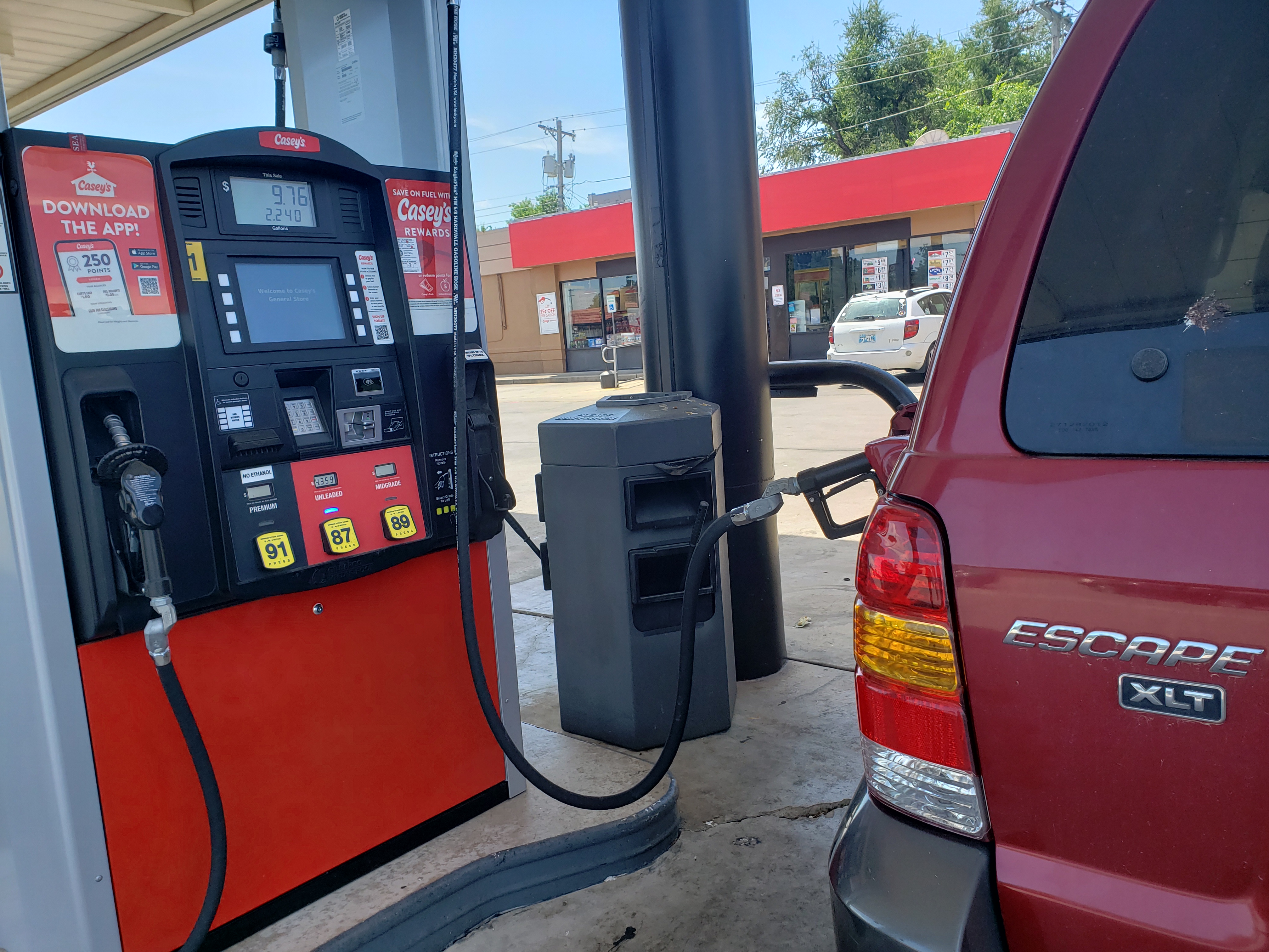 Americans Prepare for Gas Price Surge as Iran Conflict Continues