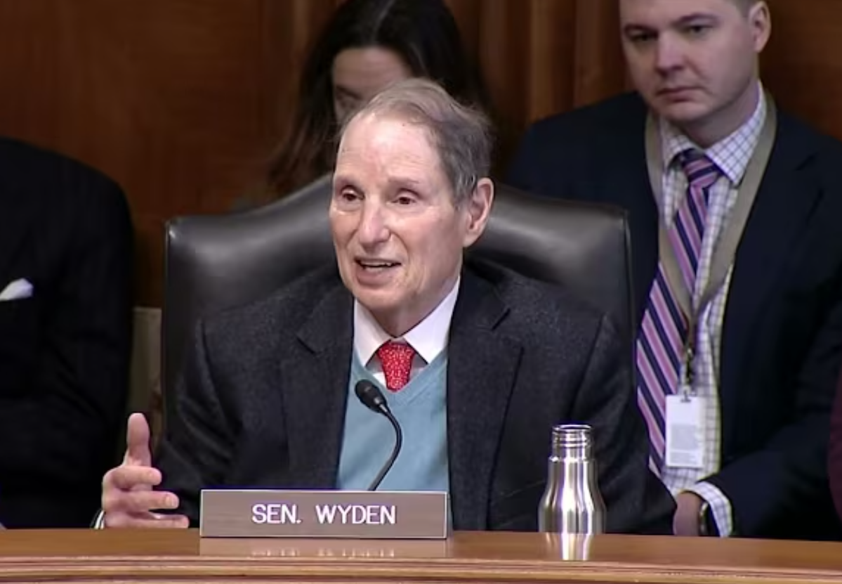 Wyden Questions Changes to Postmark Rule as Tax, Election Deadlines Loom