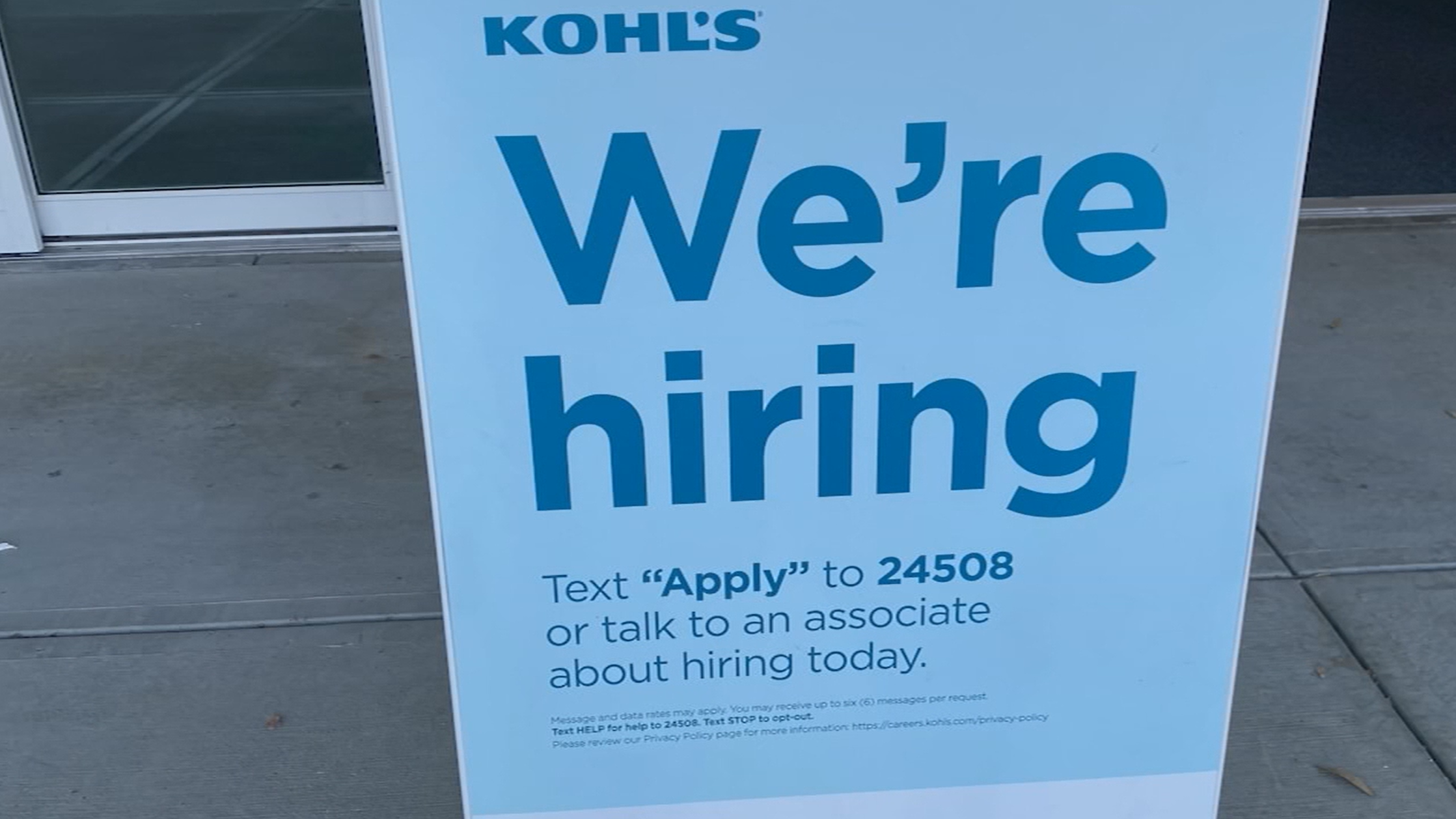 U.S. Jobless Claims Fall to 207,000, Signaling Low Layoffs