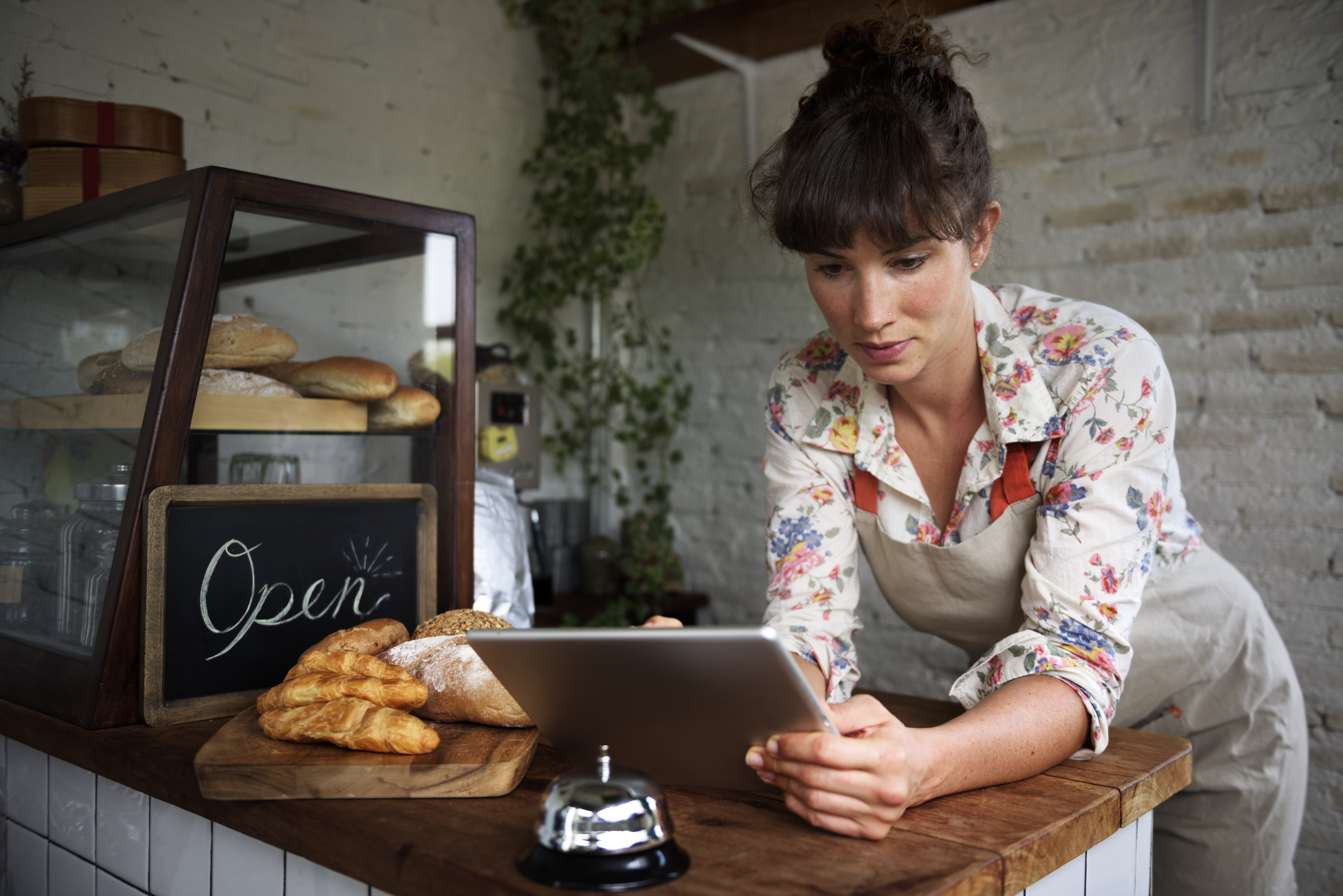 Why Finance Apps Still Miss SMB Summer Cash Flow Traps