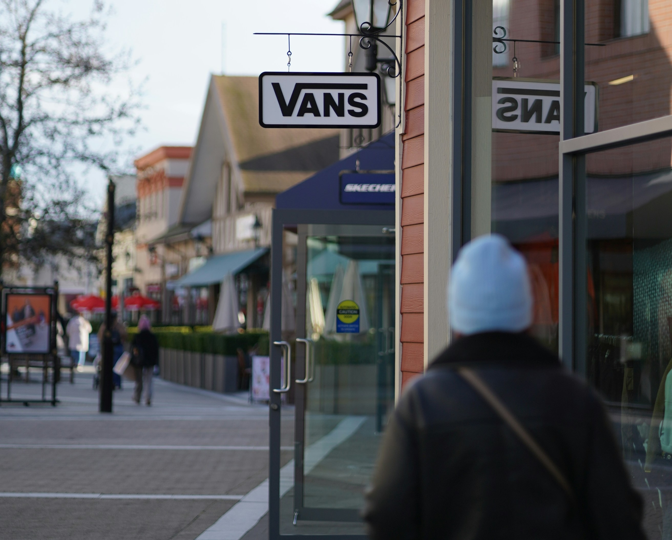 U.S. Consumer Confidence Falls on Worse Business, Labor Views