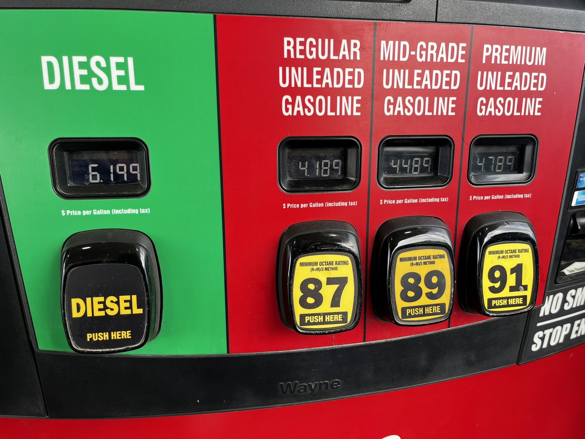 White House Mulls Range of Options to Lower Diesel Costs, Including Suspending Taxes