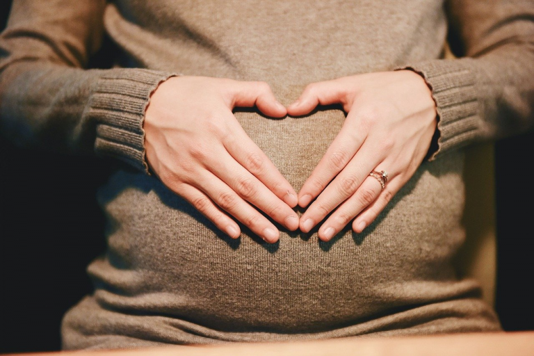 pregnant-Pixabay-StockSnap-2568594_1280