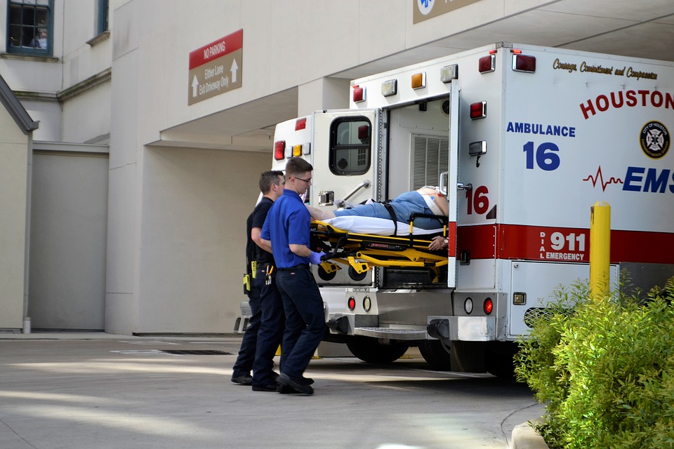 ambulance_medical_first-responders-3323385_960_720_pixabay ArtisticOperations